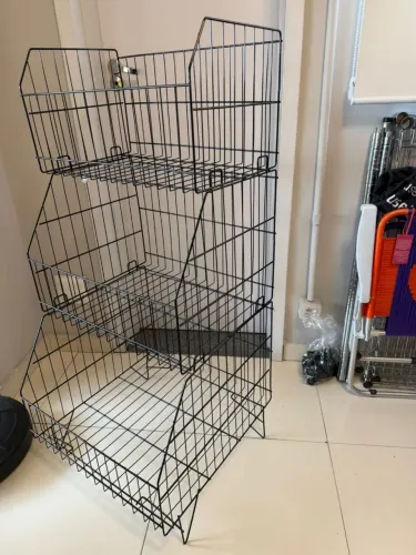 Expositor Aramado de Piso Preto - 3 Níveis