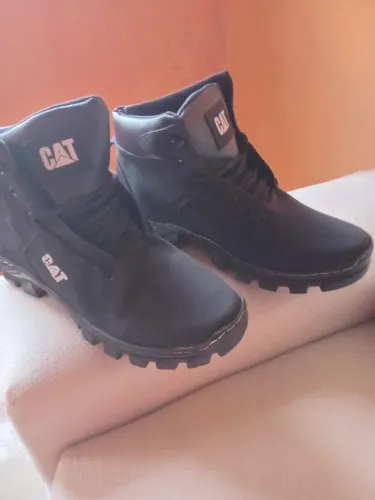 Vendo essa bota nova.eu comprei mais fico grande