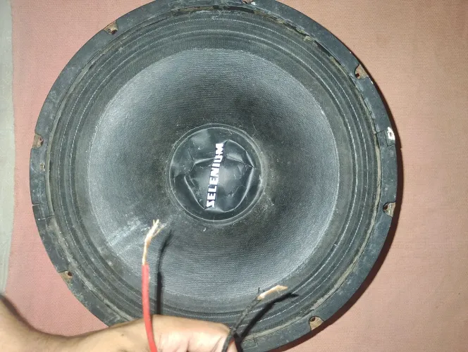 Grave e médio som de carro 