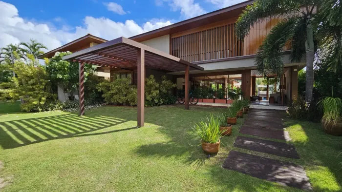 Casa a venda em praia do forte com 5 suites no cond dos ipes no piscinas naturais