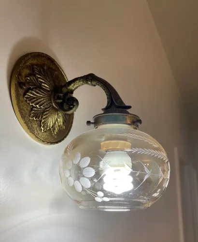 Arandela Antiga de Parede - Metal e Globo de Vidro Decorado