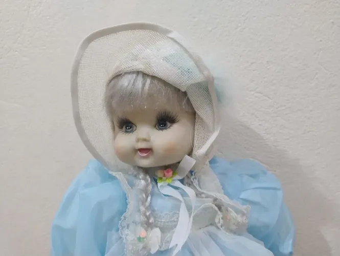 Boneca de porcelana - cor azul 