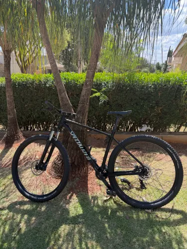 Specialized Rockhopper aro 29, pouquíssimas vezes utilizada e muito bem conservada.