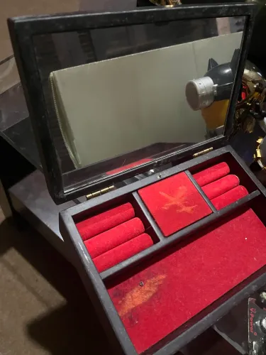 porta-joias musical antigo com interior de veludo vermelho