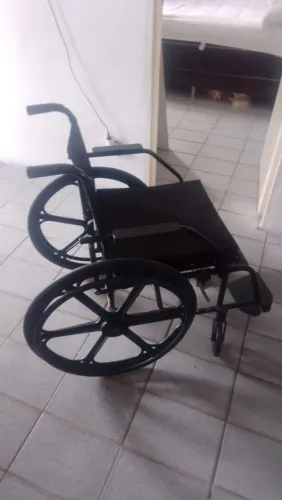 VENDE-SE CADEIRA DE RODAS DA MARCA "PROLIFE" NOVINHA SEM MARCAS DE USO, APENAS 1 MÊS USADA