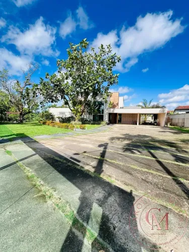 Condomínio Amazon Garden. Casa com 4 suítes, piscina.