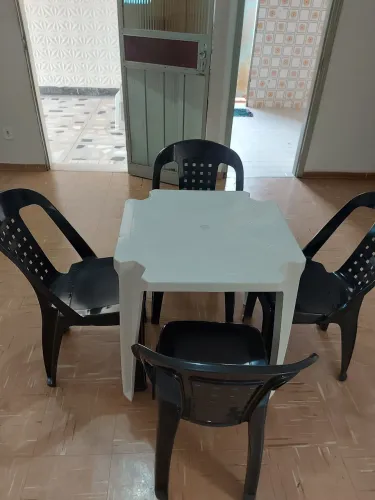 Vendo mesa de bar com 4 cadeiras super reforçadas 