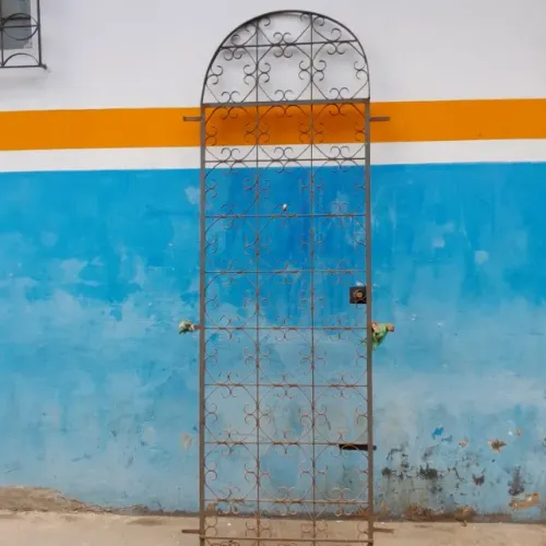 Grade de ferro batido estilo colonial duas folhas sem uso