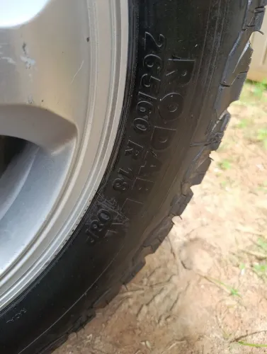 Vendo 4 pneus semi novos 265x60 aro 18 400 reais cada