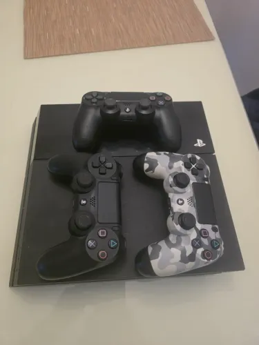 PS4 Fat 500GB + 3 Controles - 1 Funcionando + 2 para Conserto