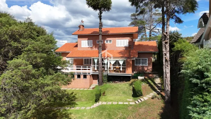 Casa mobiliada com 5 suítes no bairro Jardim Véu da Noiva em Campos do Jordão