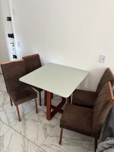 Mesa com 4 cadeiras 