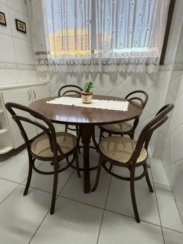 Mesa de Jantar Estilo Thonet com 4 Cadeiras em Madeira Maciça