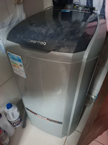 Máquina de lavar roupa funcionando tudo 