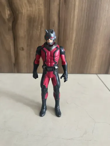 Boneco modelo básico do Homem-Formiga (15 cm) da Hasbro