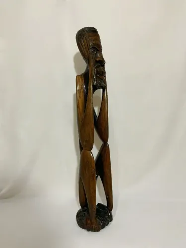 Escultura em Madeira - Figura Humana Estilizada - Inspiração "O Pensador Africano"