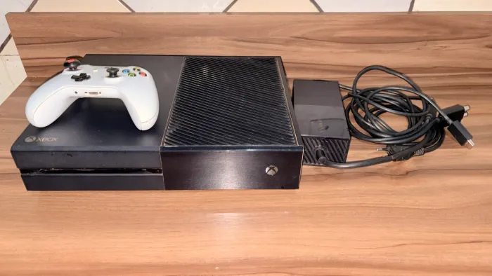 XBOX ONE FAT 500GB + CONTROLE ORIGINAL | Bem conservado.