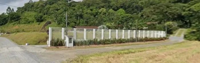 Grade de tela para cercar terreno