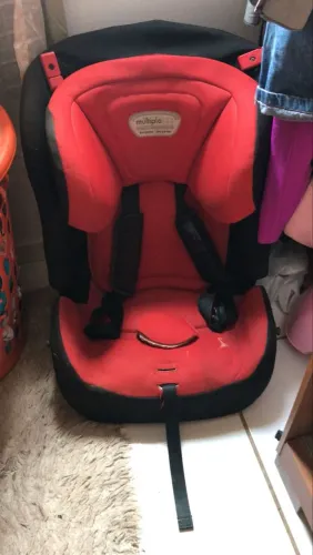 Vendo uma cadeira de criança para carro.