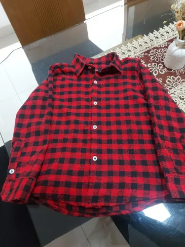 Camisa xadrez tamanho 08 anos.