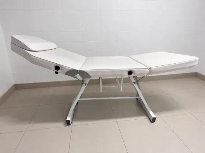 Maca Estética Reclinável Branca Seminova - Estrutura Metálica