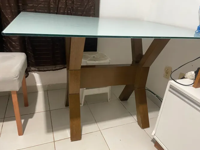 Mesa com tampo de vidro
