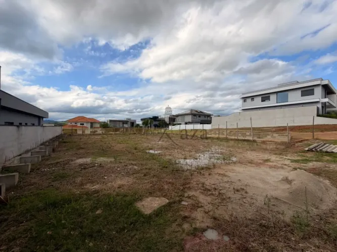 Terreno em Condomínio - Condomínio Colinas Paratehy - Urbanova - 600m².