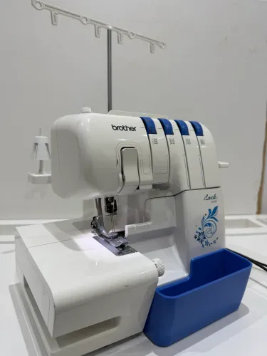 A máquina de costura interlock da Brother