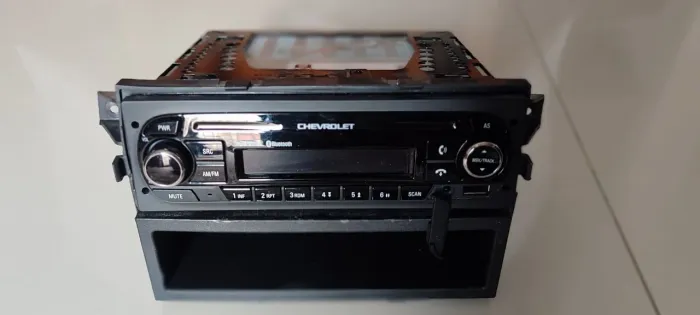 Rádio original do Onix 2017 com porta objeto.