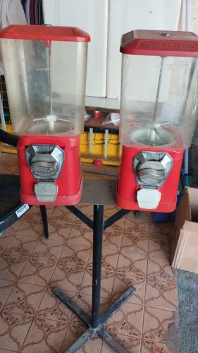 Duas vending machines de bolinhas e cápsulas de brinquedo ( maquina de bolinha )
