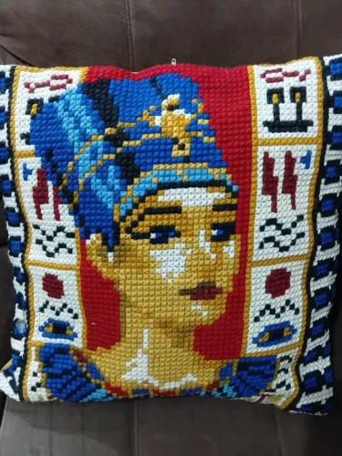 CAPAS pars almofadas bordadas em ponto cruz , com lã de tapeçaria. Medindo 50cm X 50cm