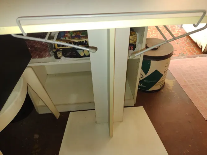 Mesinha para Notebook, em MDF, cor branca, bom estado.