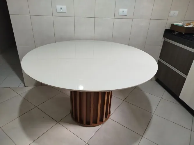  mesa redonda , de 1,35 mts , com base em ripado , em estado de nova , tampode MDF e vidr 