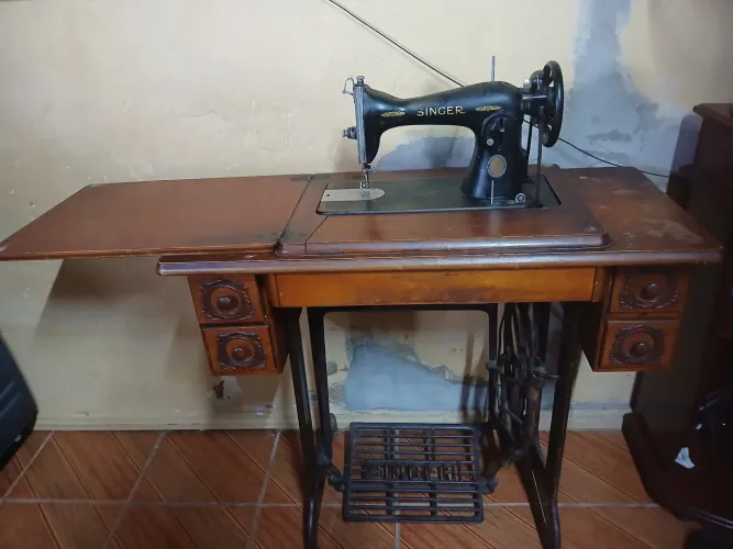 RARIDADE! Máquina de Costura Singer Antiga com Gabinete de Madeira e Pedal