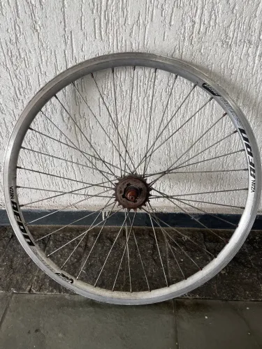 Roda de alumínio aro 26 usada em ótimo estado com catraca