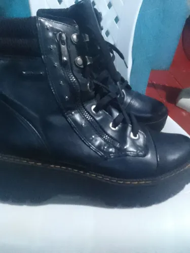 VENDO UMA BOTA