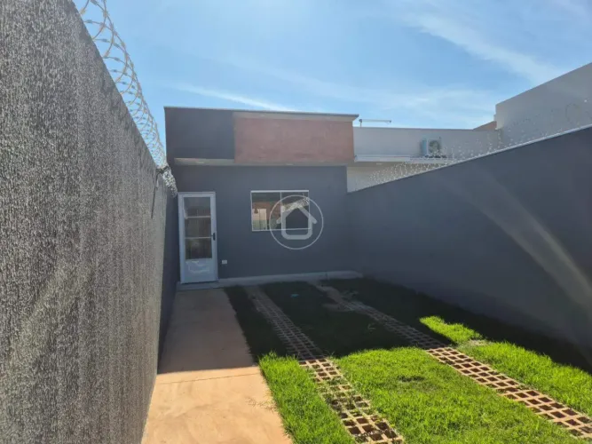 CASA COM 2 DORMITORIOS SENDO UMA SUITE