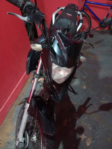 Vendo essa moto toda revisada com documentação em dias valor 12.mil
