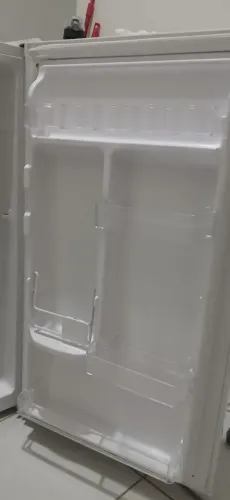 Vendo um frigobar de 6 meses de uso Ele está bem novo