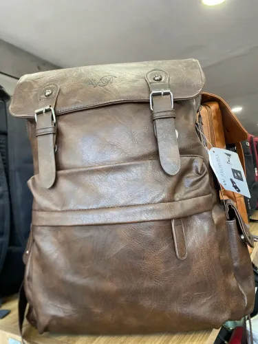 Mochila couro sintético 100%