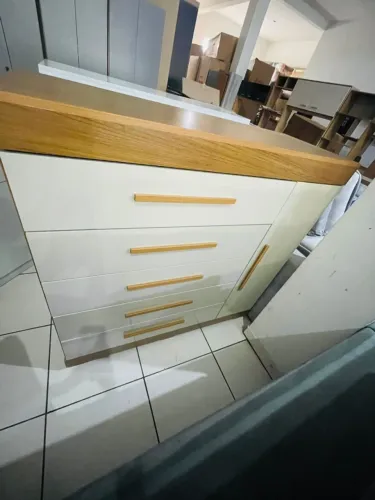 COMODA EM MDF COM GAVETAS ESPACOSAS E PORTA LATERAL