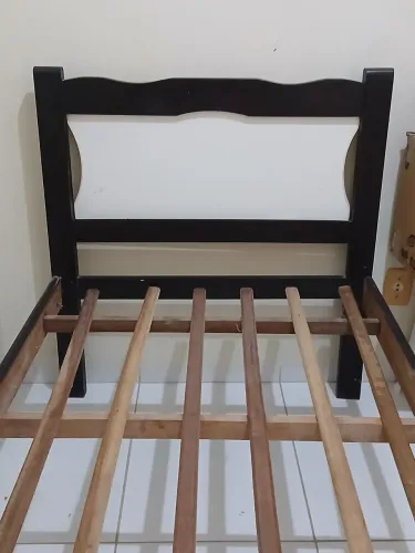 Cama de solteiro de madeira