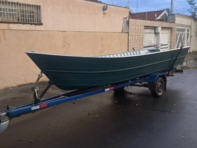Barco 6mt boca 1,50 borda 65cm poupa fechada com carreta rodoviária vendo separado