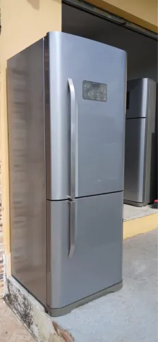 Vendo geladeira Electrolux garantia de 3 meses 3.200 preço negociável 