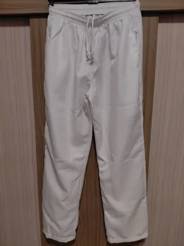 Calça e camiseta branca 