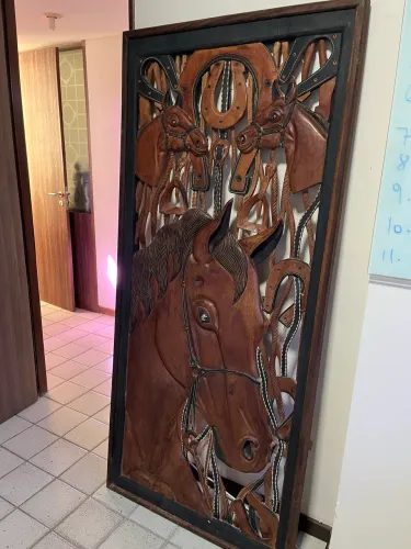 Talha de madeira maciça com cara de cavalo medindo 1,80 por 0,70