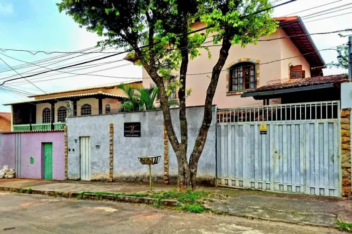CASA 4 QUARTOS, 4 VAGAS, BAIRRO CANDELÁRIA (VENDA NOVA) BELO HORIZONTE, MG.