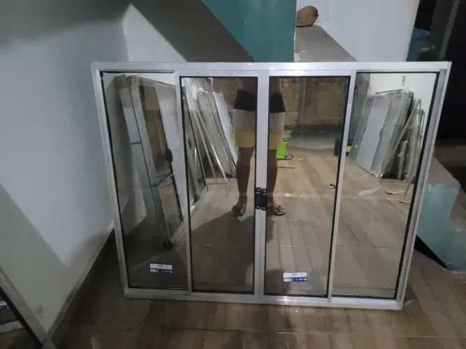 Janela 100x120 4 folhas com grade espelhada