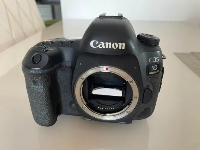 Canon 5D Mark IV - 51.992 Cliques + CF 128GB + SD 64GB