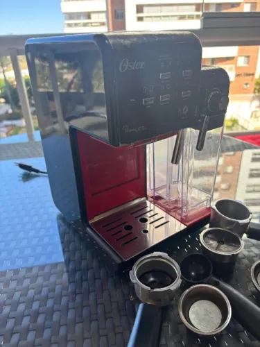 Cafeteira Oster PrimaLatte - Espresso, Cappuccino e Latte - Completa